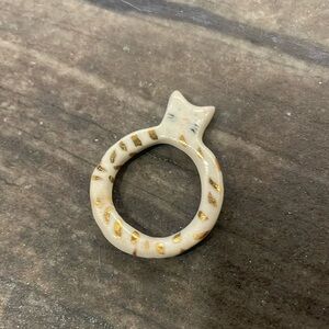 Ceramic cat shaped ring